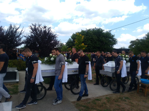 СУЗЕ И ЛЕЛЕЦИ У ЂУРЂЕВУ КОД ЖАБЉА: Добрила и Вида заједно су отишле у смрт, заједно почивају у истој гробници